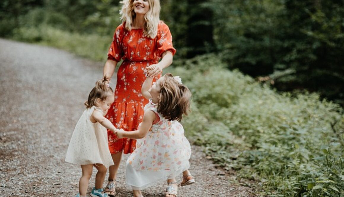 ragazza che gioca con due bambine. Ci sai fare con i bambini e vuoi guadagnare qualcosa, puoi fare la/il babysitter