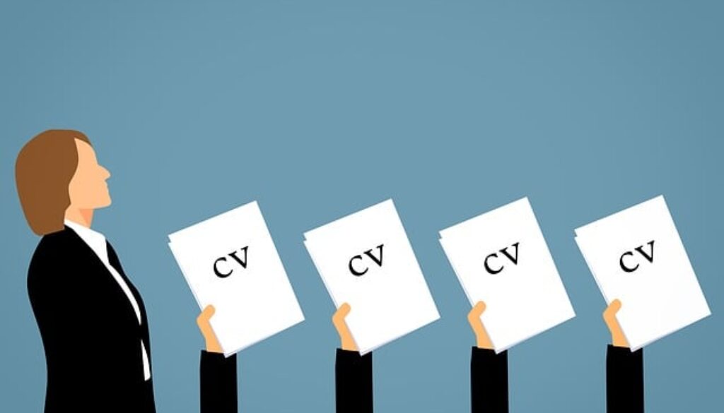 disegno con mani che alzano curriculum. Le fiere del lavoro possono essere utili a chi sta cercando lavoro