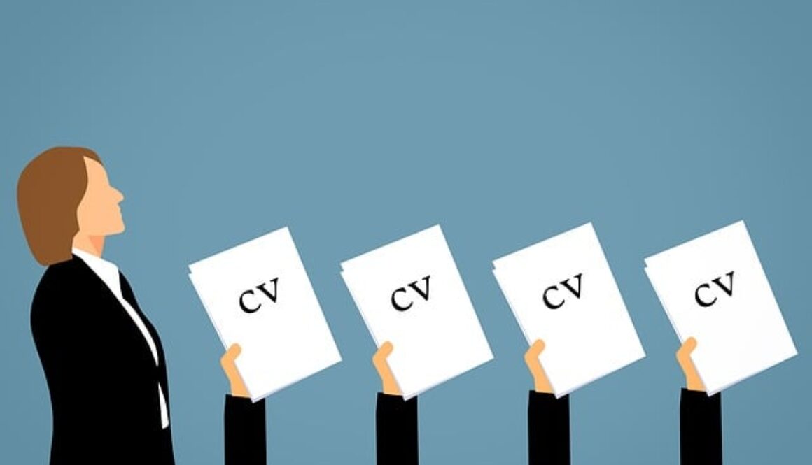 disegno con mani che alzano curriculum. Le fiere del lavoro possono essere utili a chi sta cercando lavoro