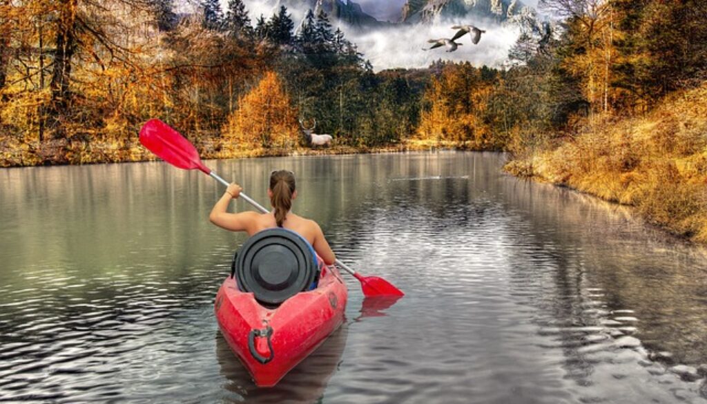 ragazza in canoa su un fiume