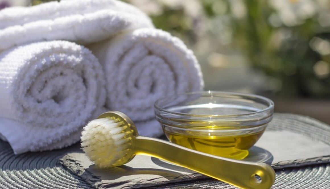 olio per massaggi e salviette bianche