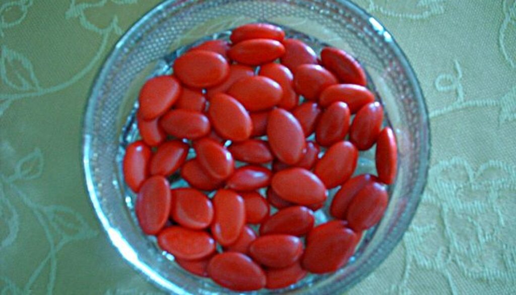 confetti rossi in una ciotola