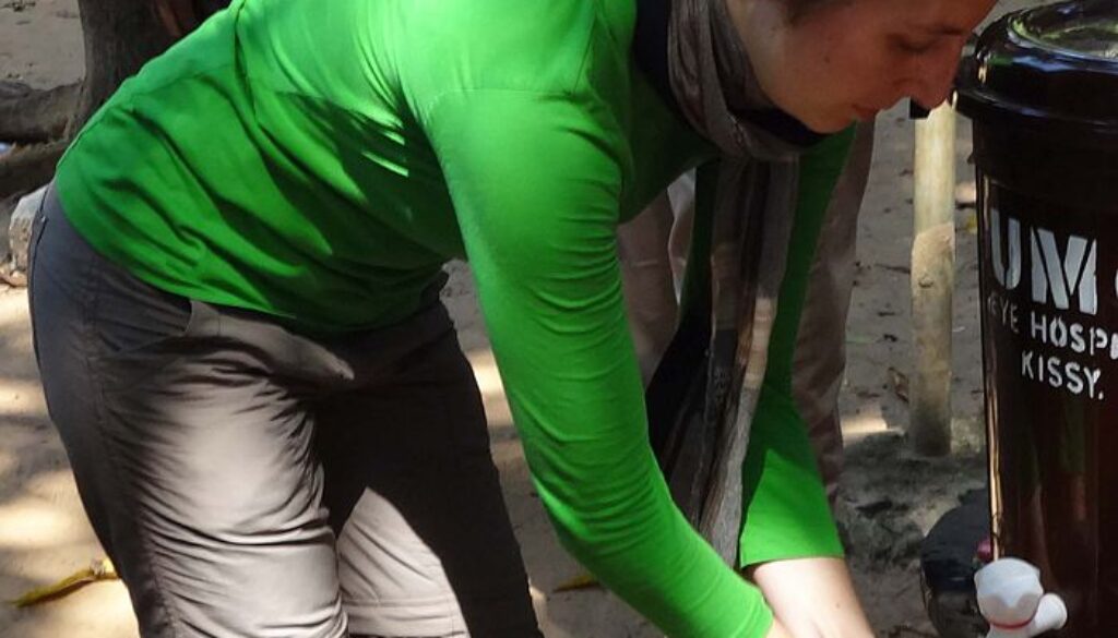 Employer_of_Welthungerhilfe_desinfecting_Hands