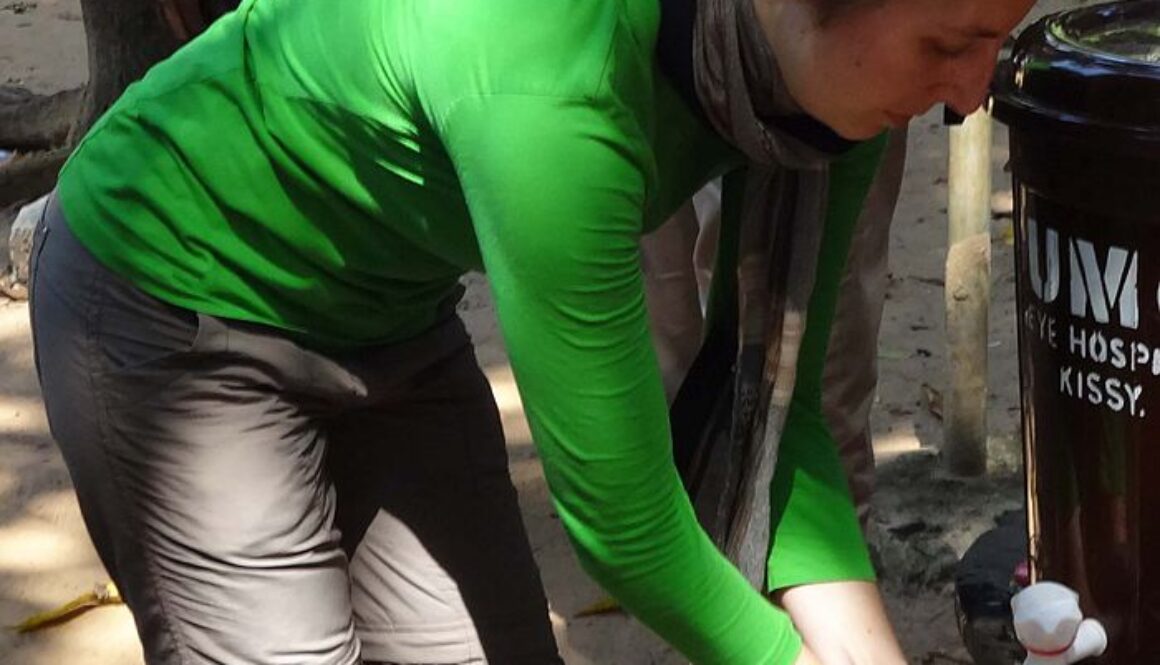 Employer_of_Welthungerhilfe_desinfecting_Hands