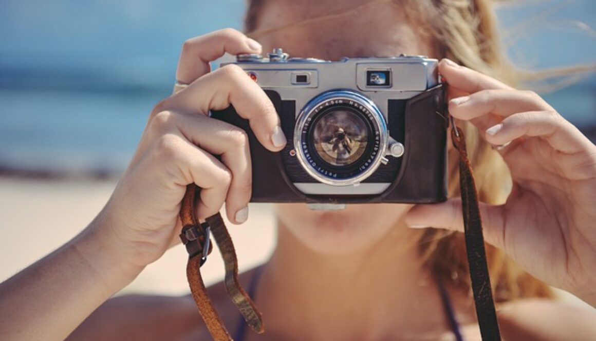 ragazza che fotografa su una spiaggia