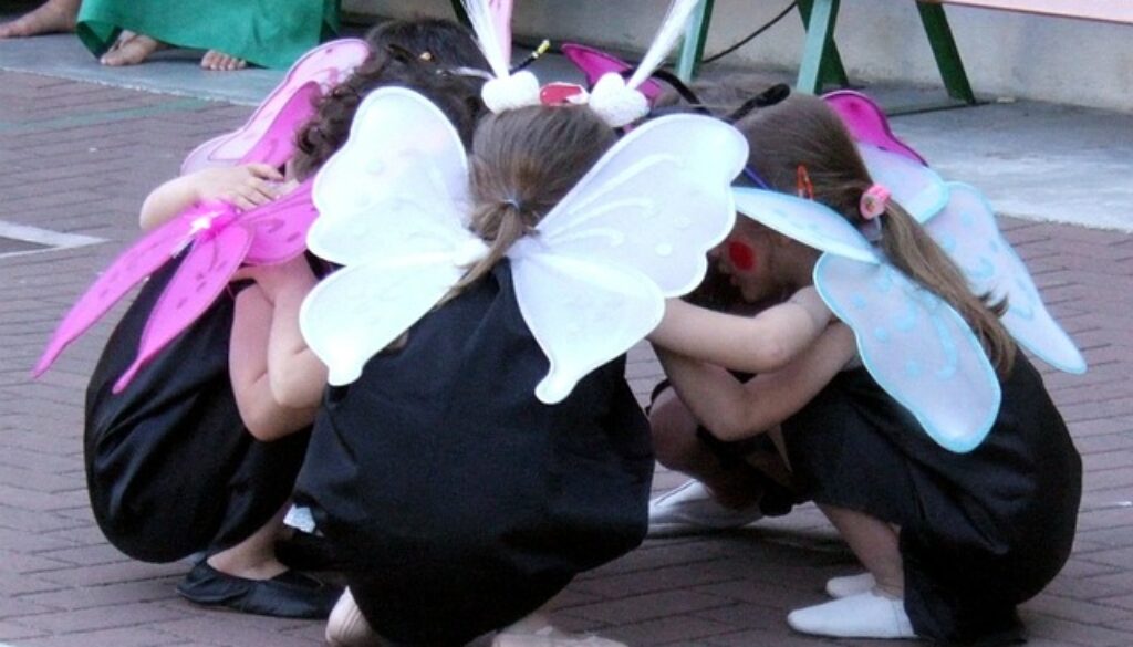 bambine con ali di farfalla impegnate in un balletto. come diventare insegnate di scuola dell'infanzia