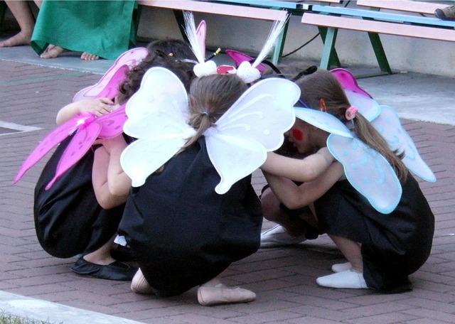 bambine con ali di farfalla impegnate in un balletto