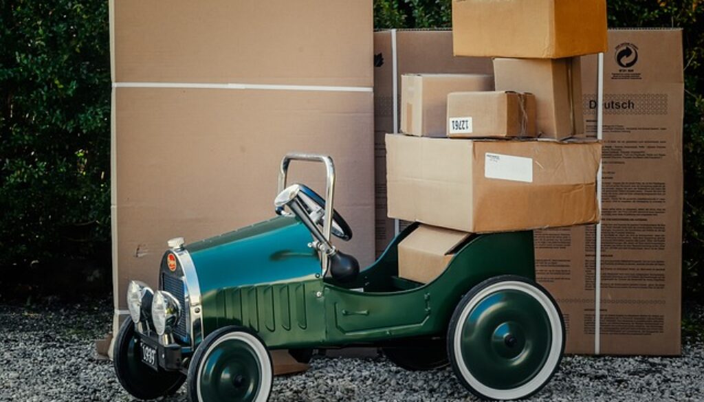 macchinina per bambini con pacchi