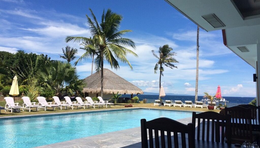 piscina e sdraio in resort nelle Filippine