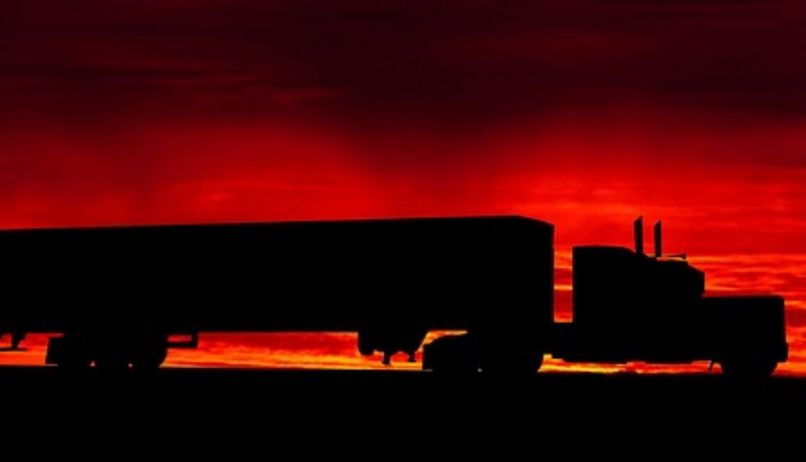 camion con rimorchio al tramonto