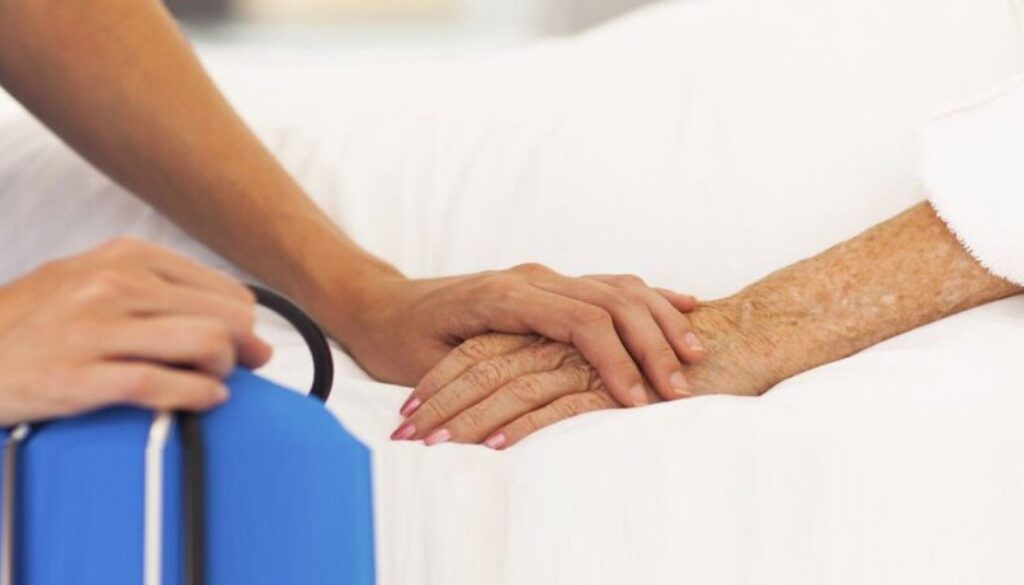 mano di infermiera e paziente