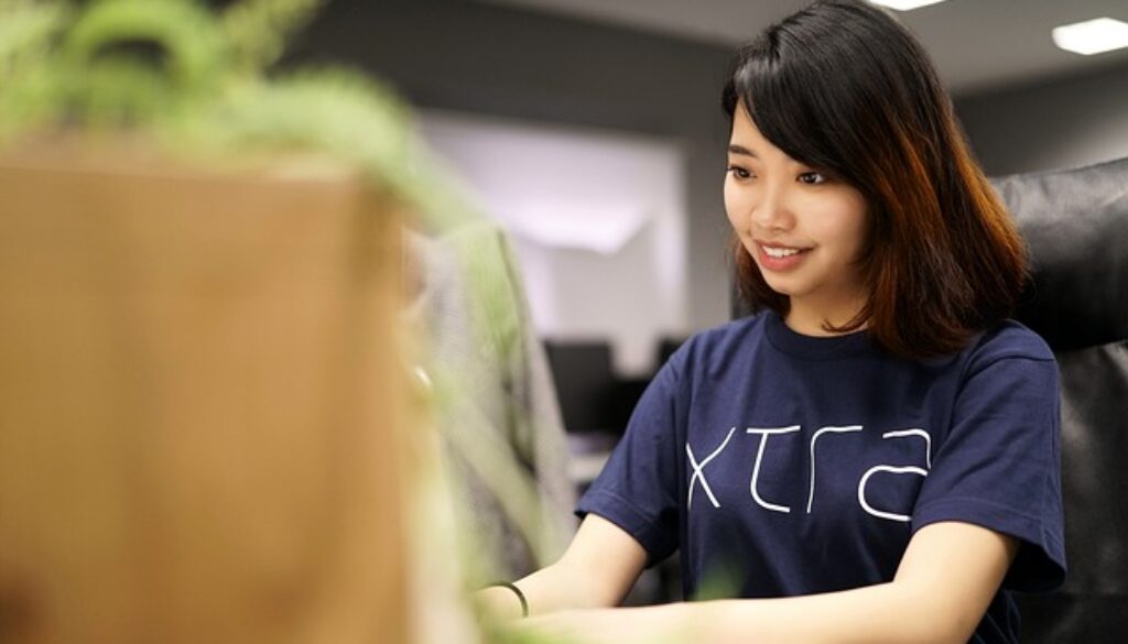 impiegata davanti a pc