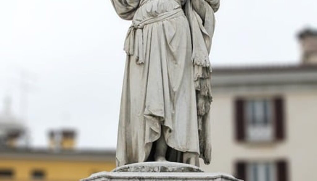 statua della bella Italia a Brescia