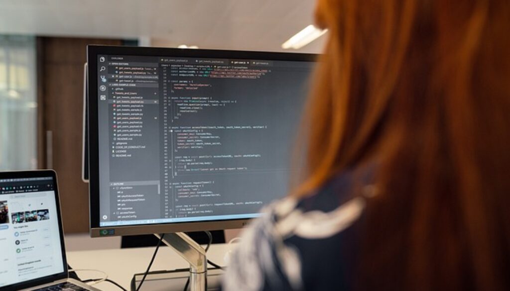 ragazza davanti a schermata programmazione pc