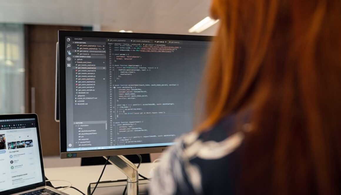 ragazza davanti a schermata programmazione pc