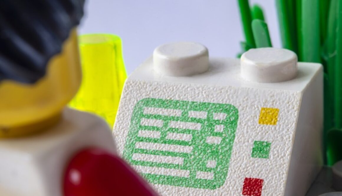 postazione pc con pupazzetto giocattoli