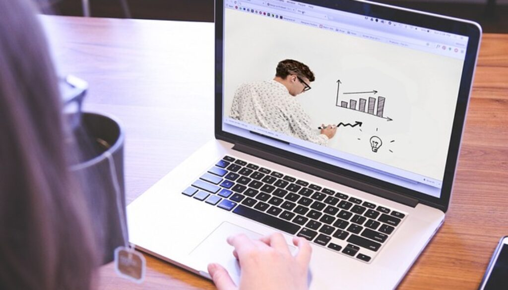 ragazza davanti a pc per webinar