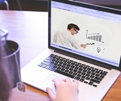 ragazza davanti a pc per webinar. Lavoro chiama Italia