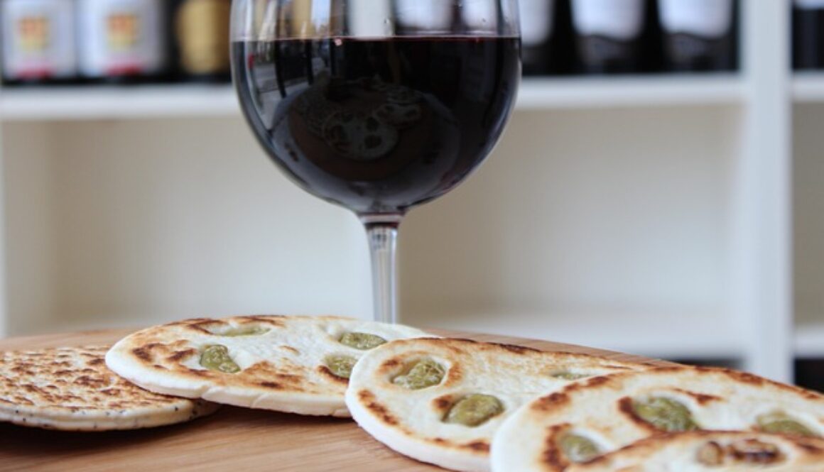 piadine e bicchiere di vino rosso