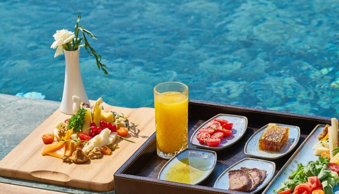 resort bordo piscina con stuzzichini