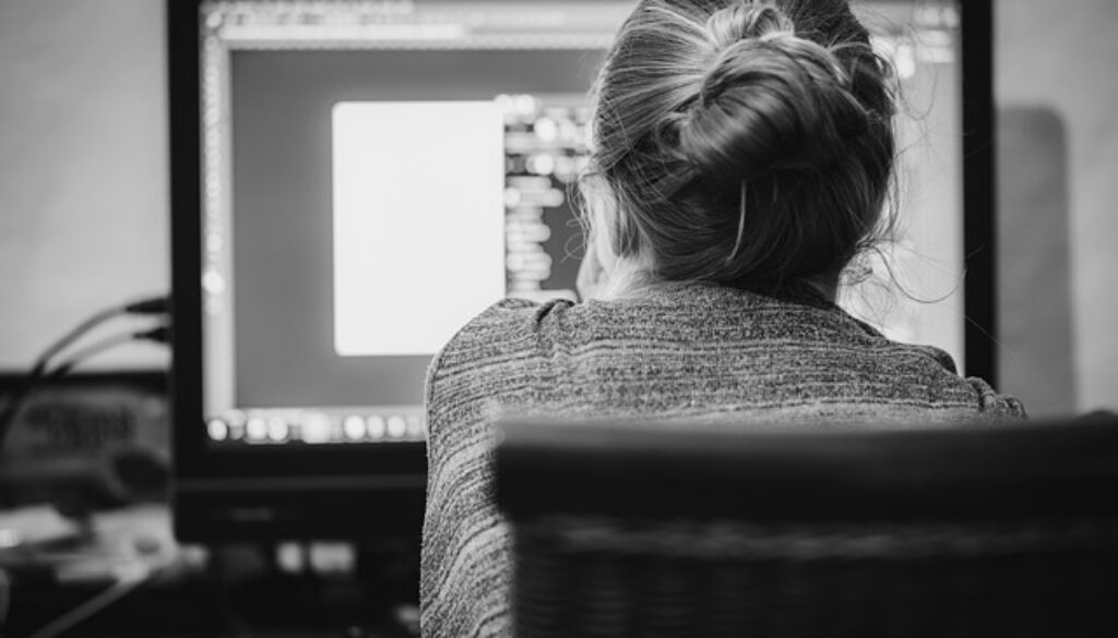 ragazza al computer. corso gratuito di web e graphic design