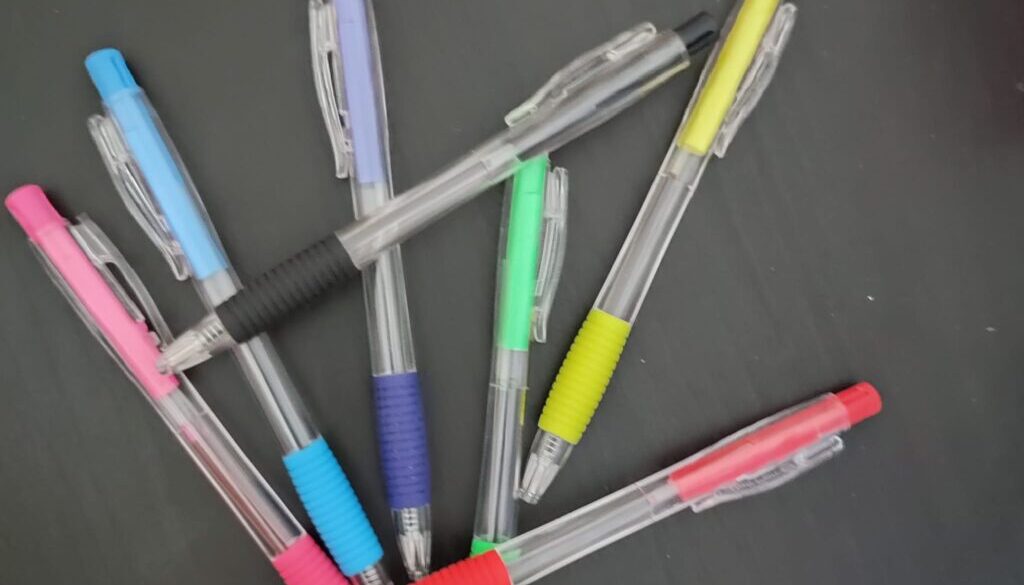 penne colorate su sfondo nero