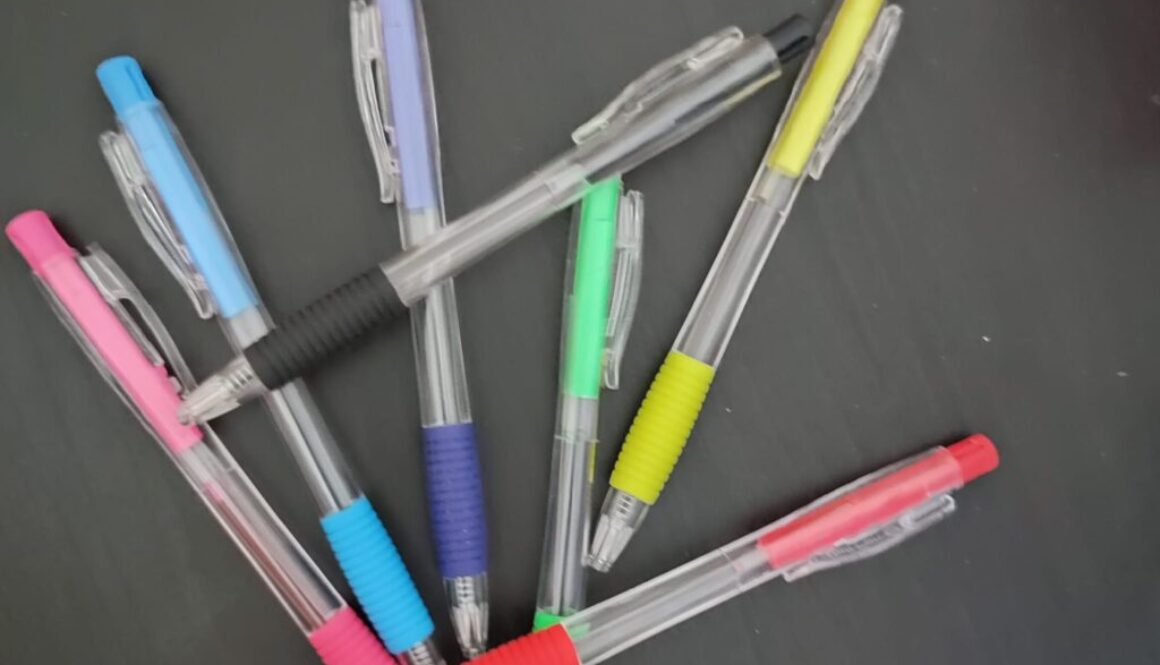 penne colorate su sfondo nero