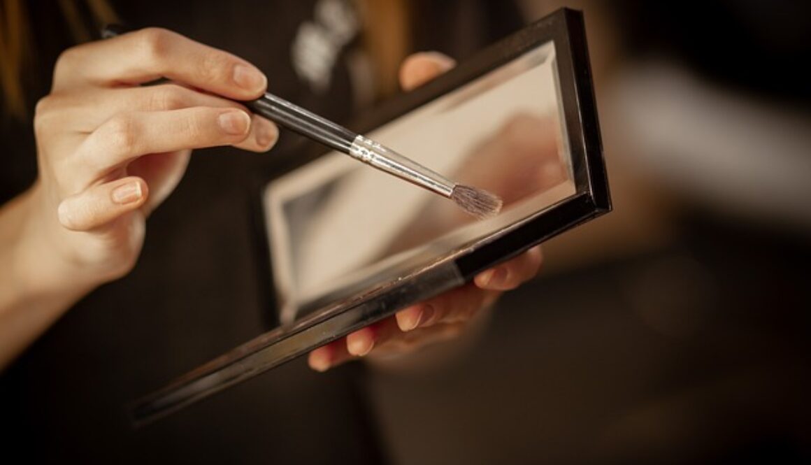 mano di truccatrice e trousse per trucco