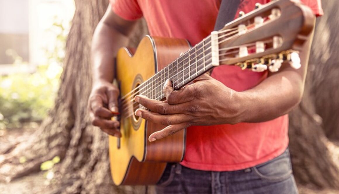 ragazzo che suona la chitarra