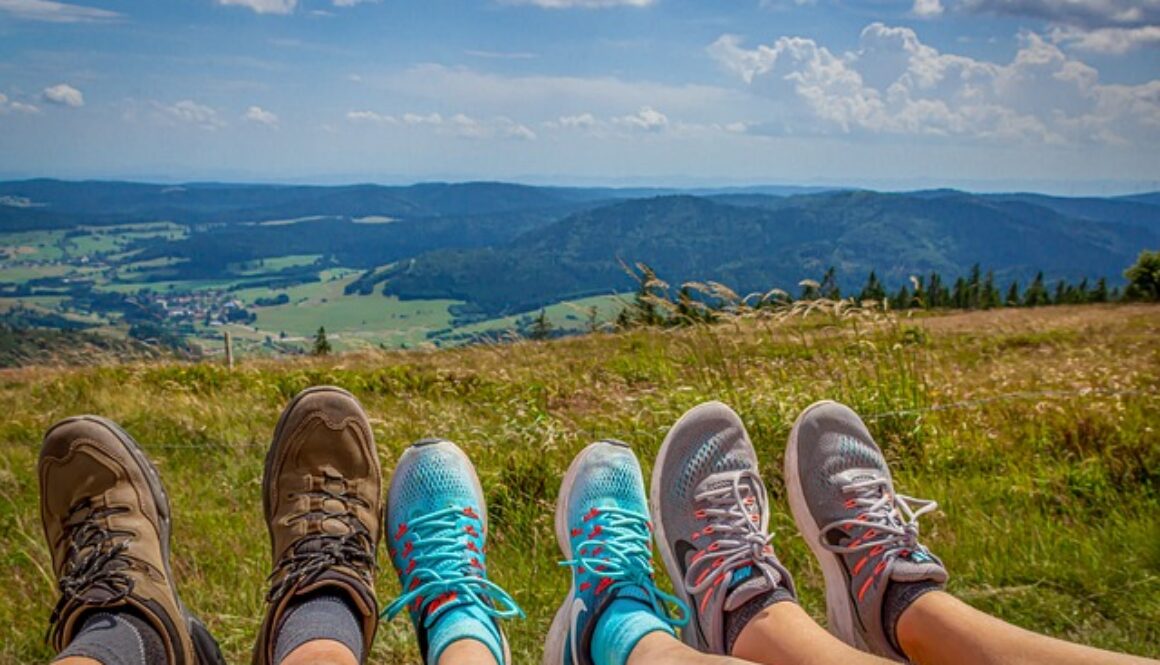 piedi con scarpe da trekking