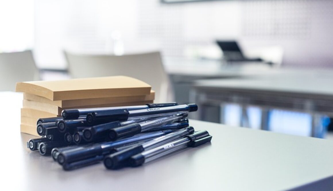 penne e blocchi per appunti in aula