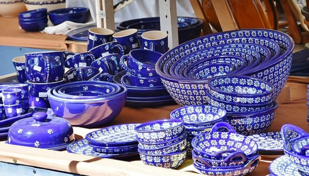 piatti e ciotole blu