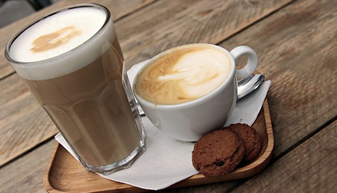 latte macchiato, cappuccio, biscotti