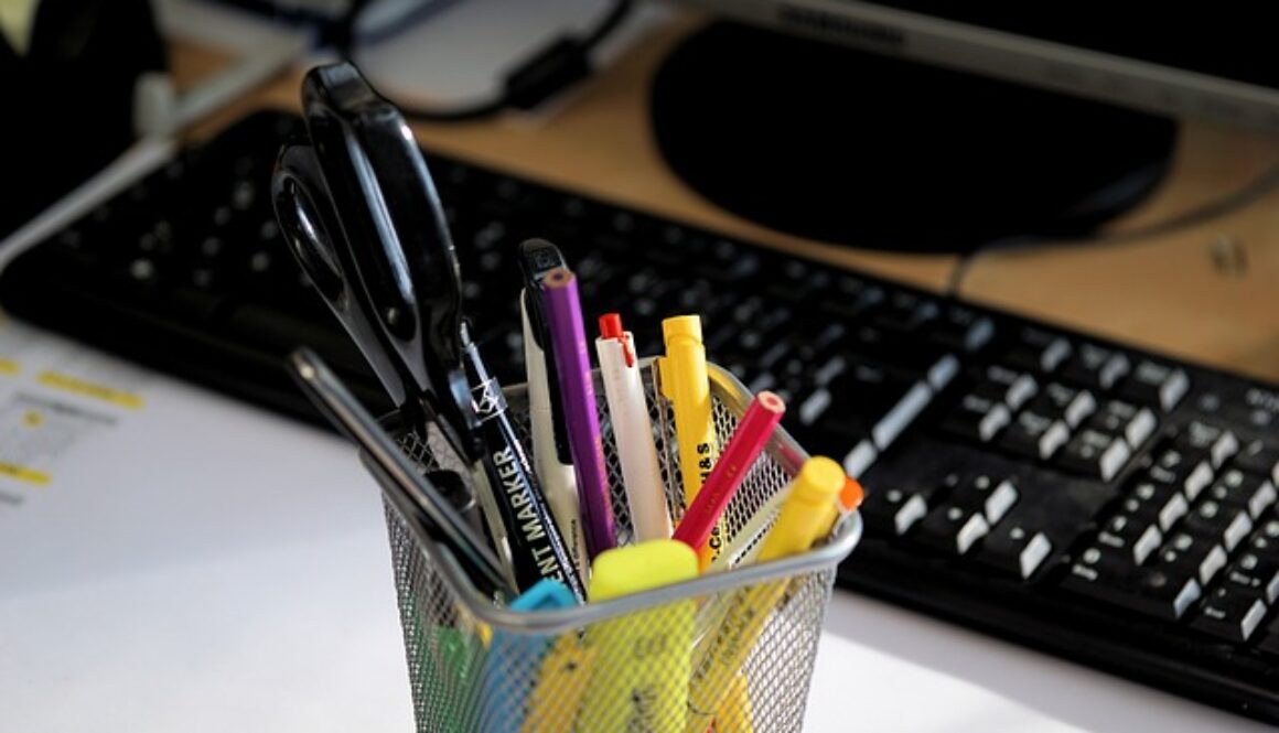 scrivania con computer e portapenne