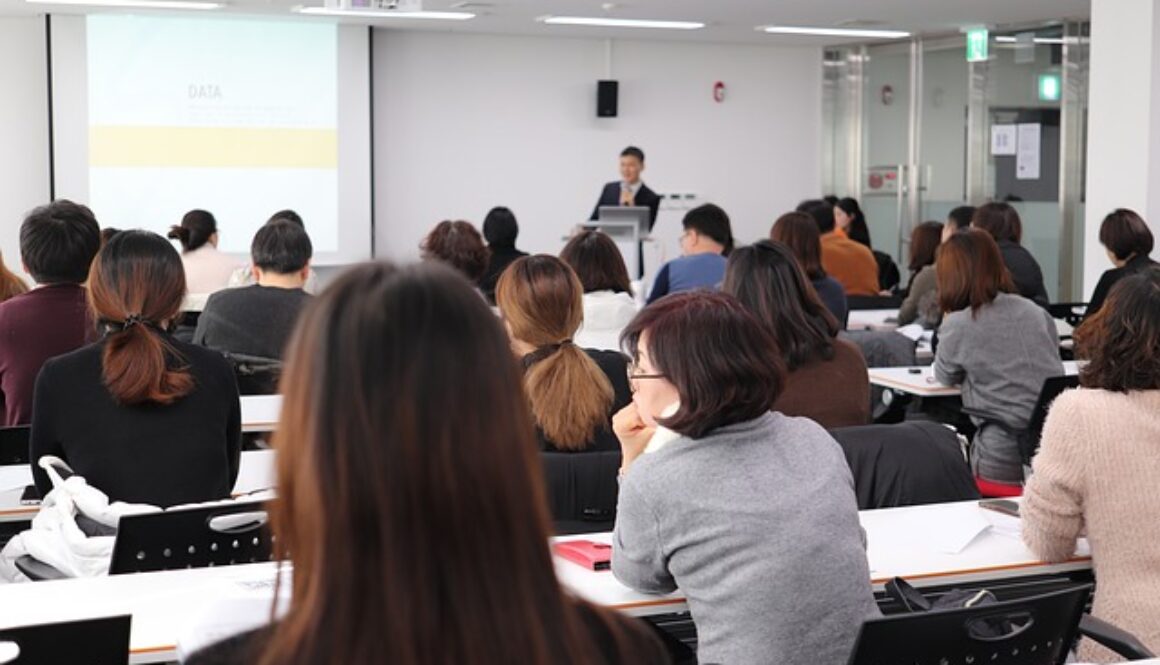 lezione in aula a adulti