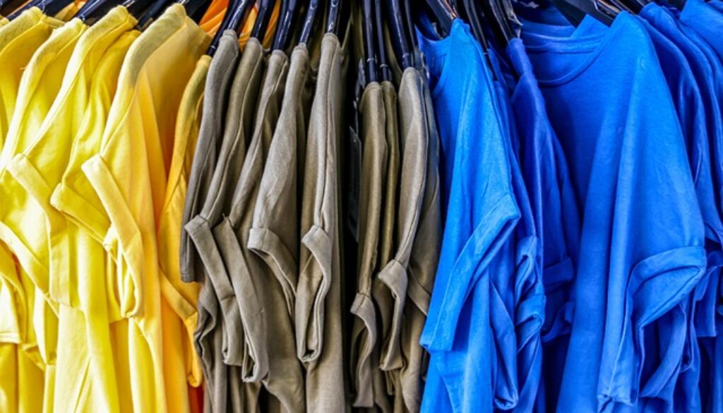 magliette colorate appese