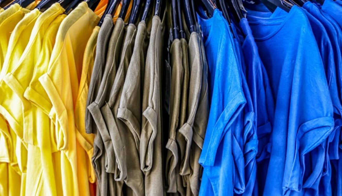 magliette colorate appese