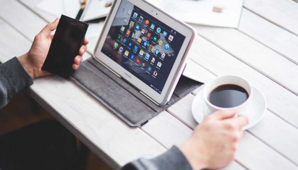 ragazza che utilizza tablet e smartphone