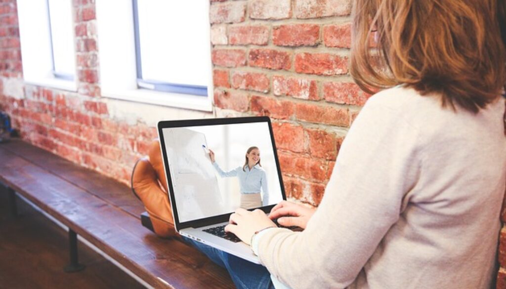 ragazza con tablet per formazione a distanza