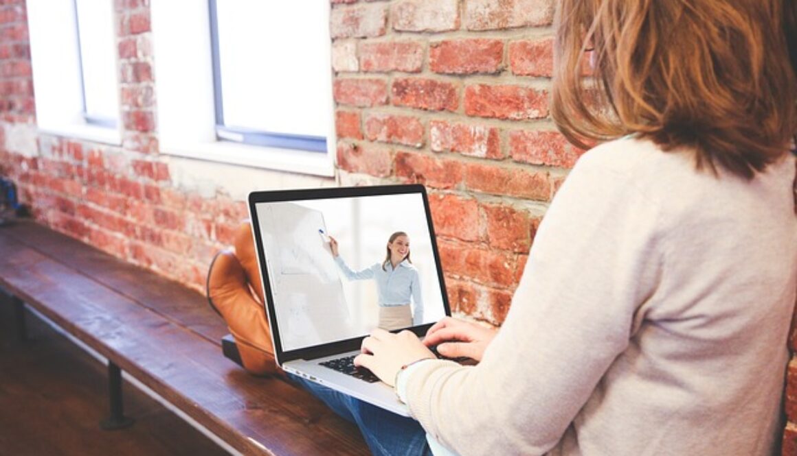 ragazza con tablet per formazione a distanza