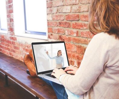 ragazza con tablet per formazione a distanza