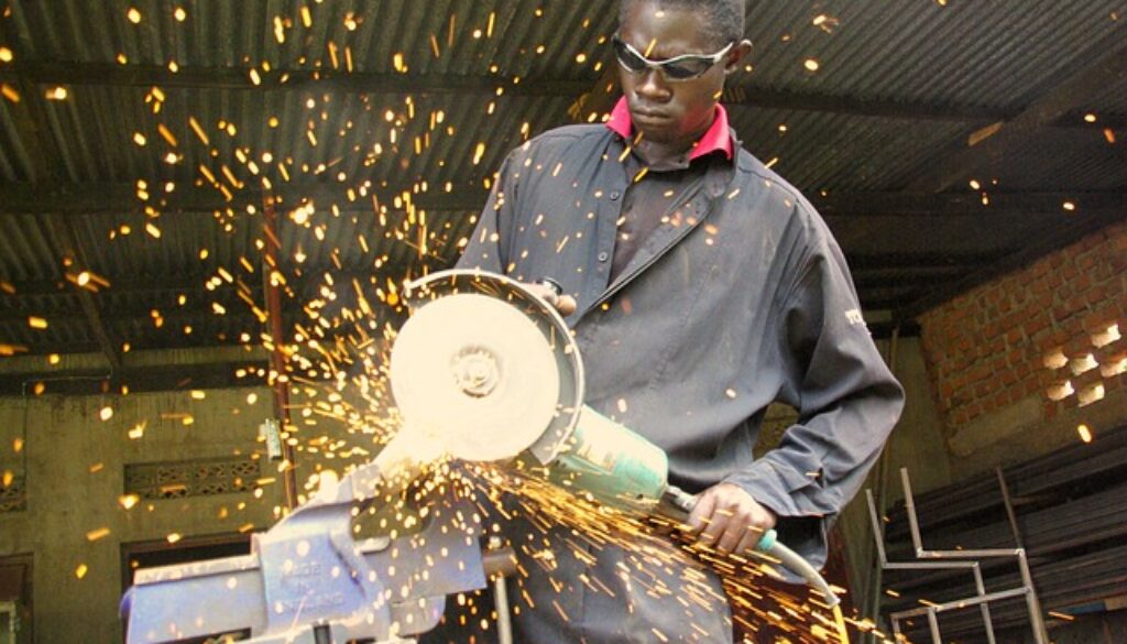 ragazzo con smerigliatrice. il contratto di apprendistato consente di imparare lavorando