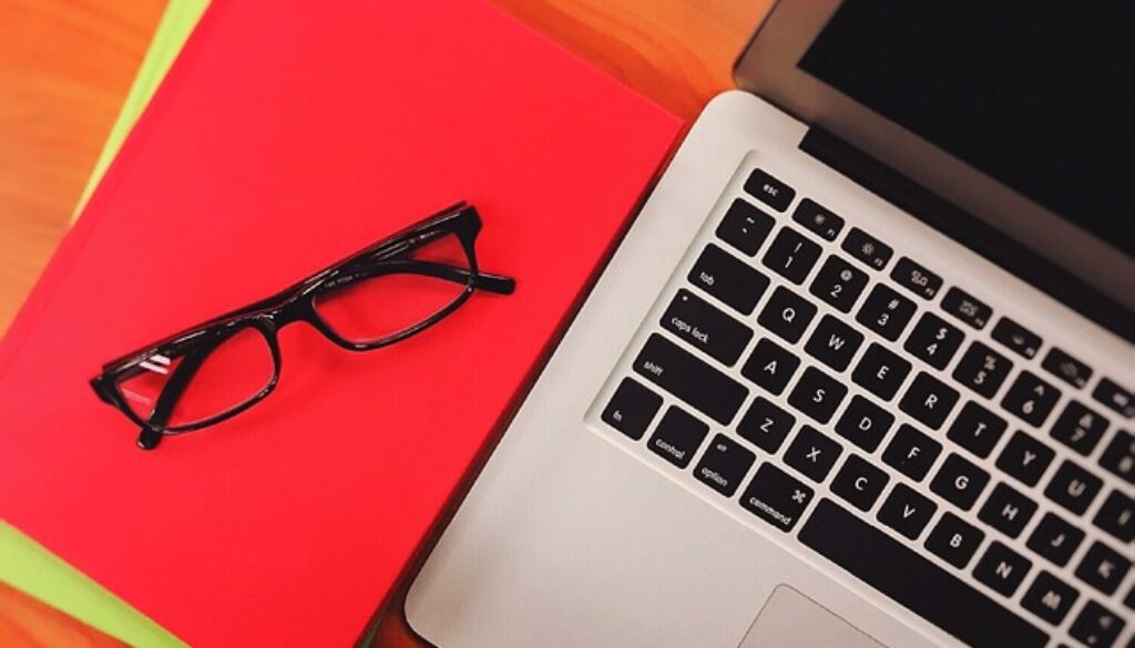 computer, fogli colorati, occhiali