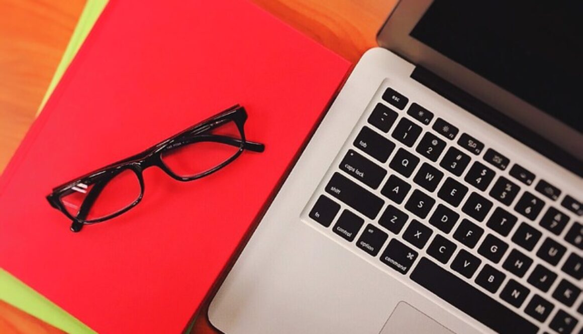 computer, fogli colorati, occhiali