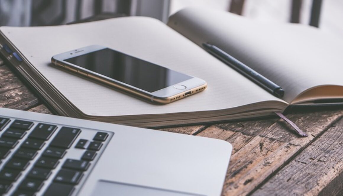scrivania con quaderno penna telefono computer
