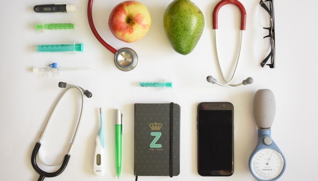 attrtezzi per studio medico: ostetoscopio, occhiali, termometro, siringa, telefono, agenda e altro