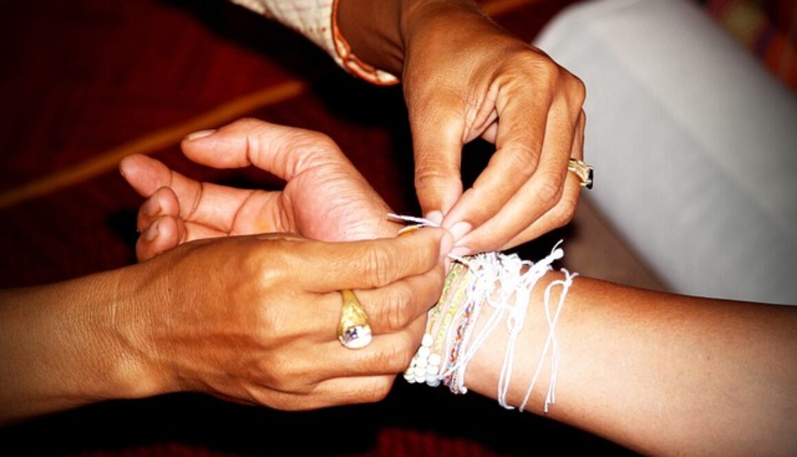 annodare braccialetti al polso di una persone