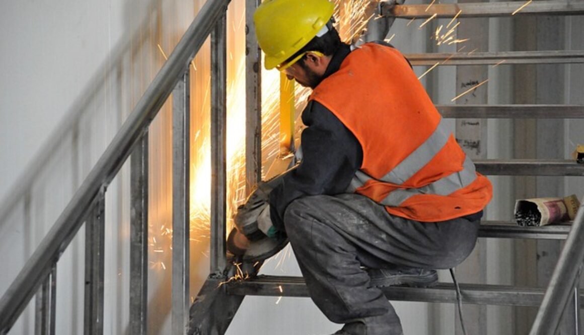 saldatore. il contratto di somministrazione si instaura con un'agenzia che ti manda a lavorare in un'azienda