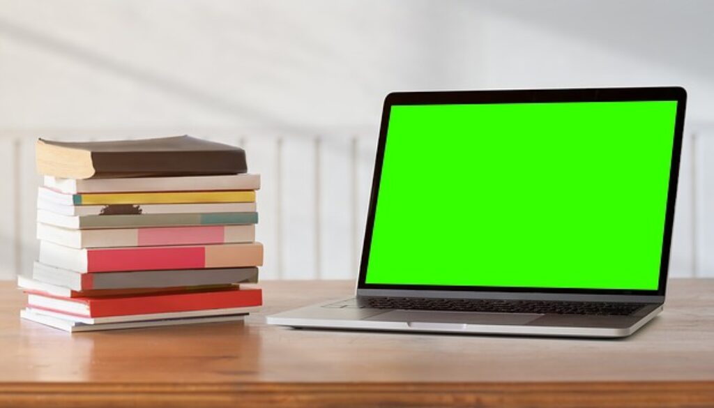 scrivania, computer, libri