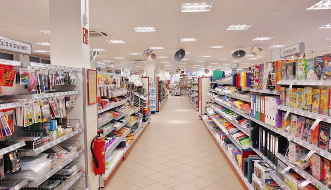 scaffali di supermercato reparto cancelleria